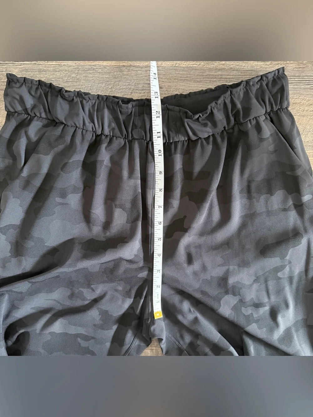 Lululemon Women’s Size 10 High Rise Crop Pull On Black Camo Straight Leg Pant